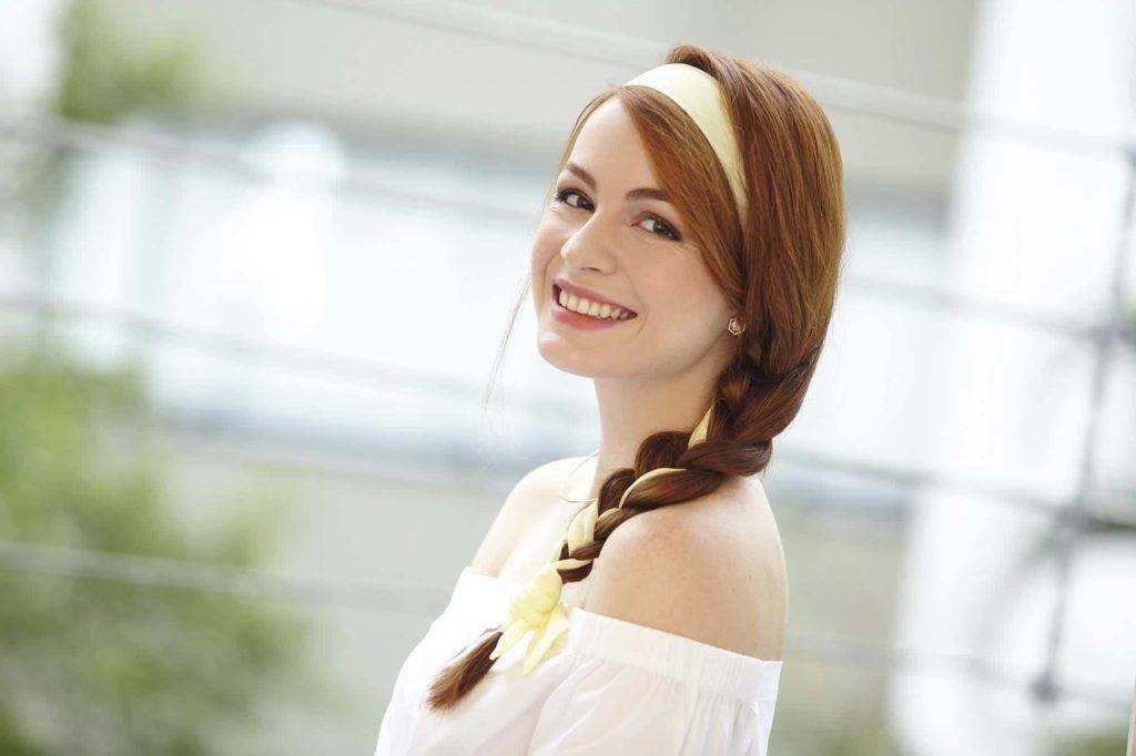 modelo com um dos penteados para feriado