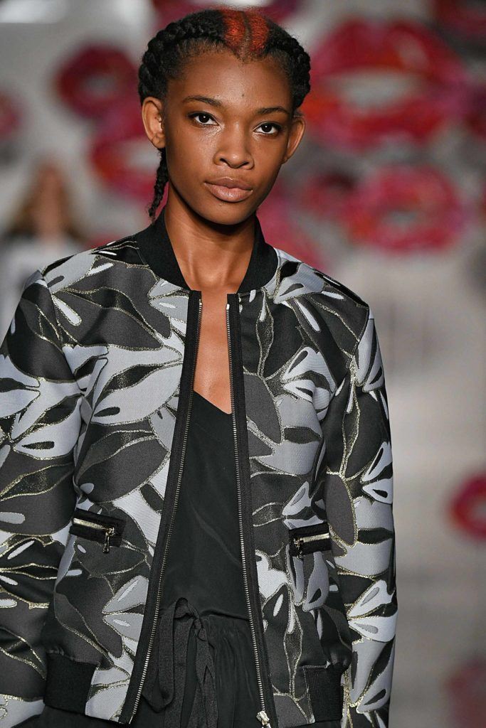 modelo com um dos penteados para feriado