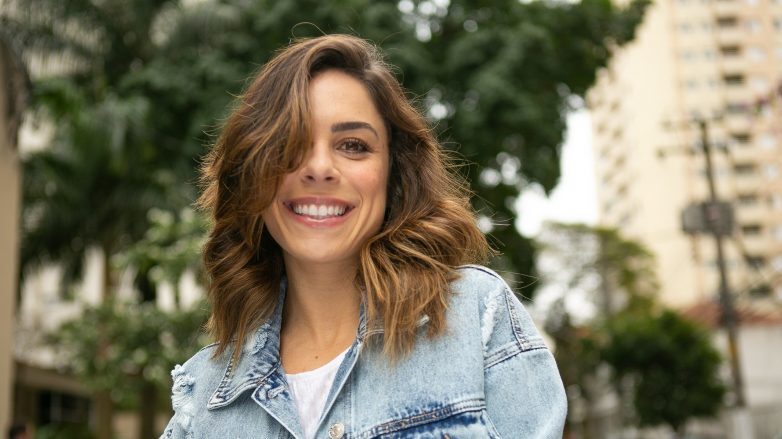 Mulher com cabelo solto repicado castanho