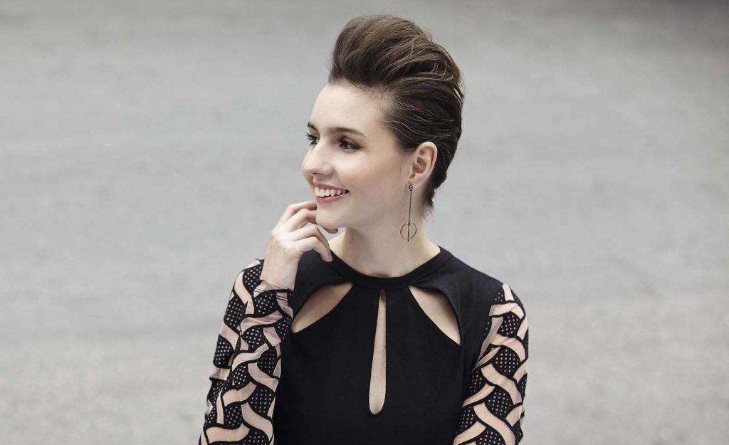 Mulher com cabelo curto com topete