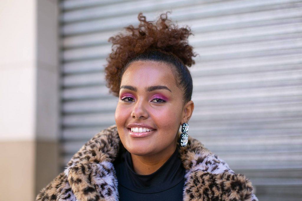 Mulher com afro puff lateral
