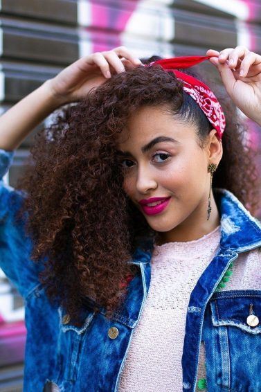 Mulher om cabelo cacheado solto com acessório