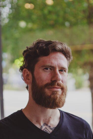 homem ruivo com cabelo curto e barba