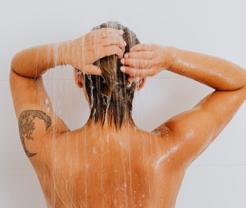 mulher lavando o cabelo passo a passo