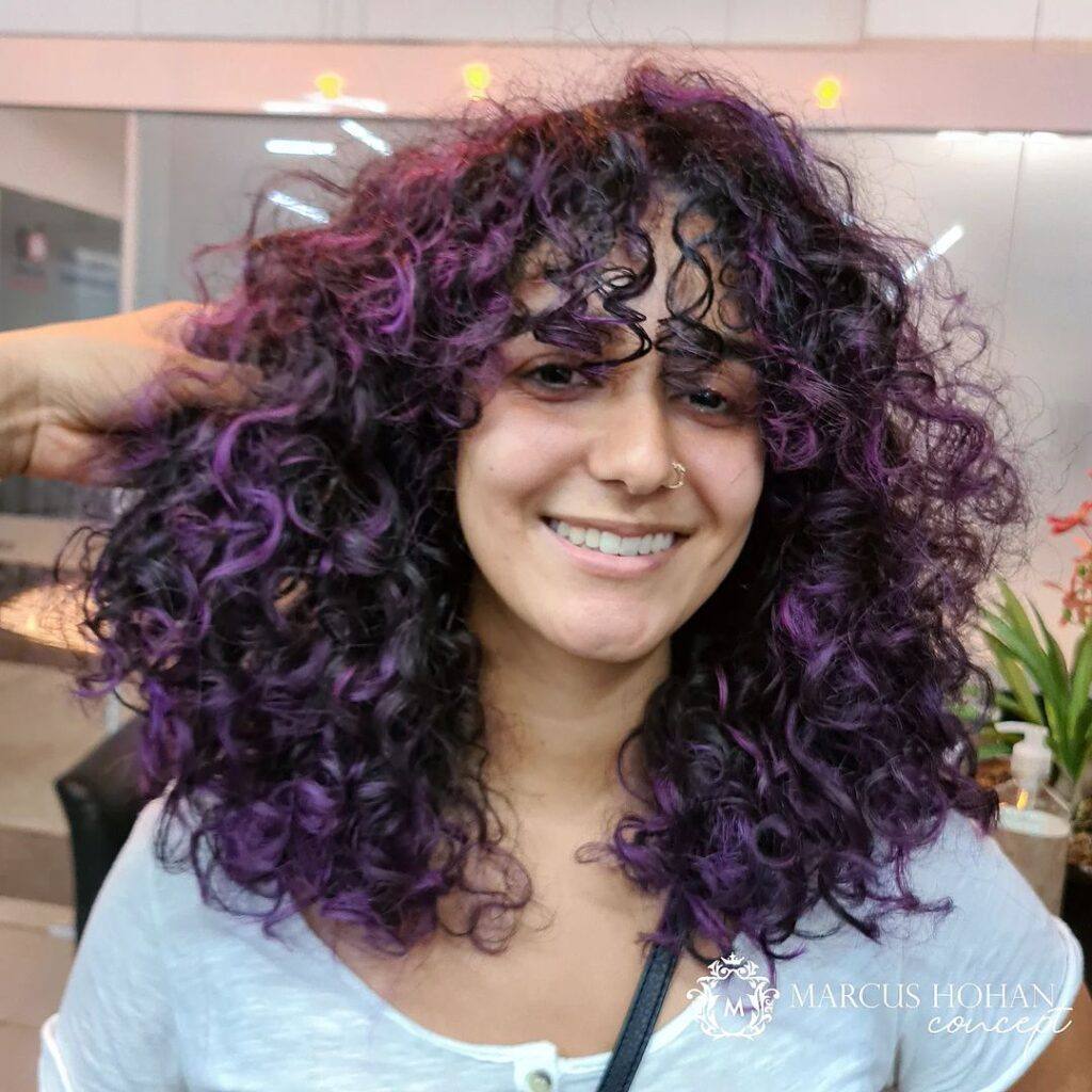 corte-em-camadas-cacheado-com-franja