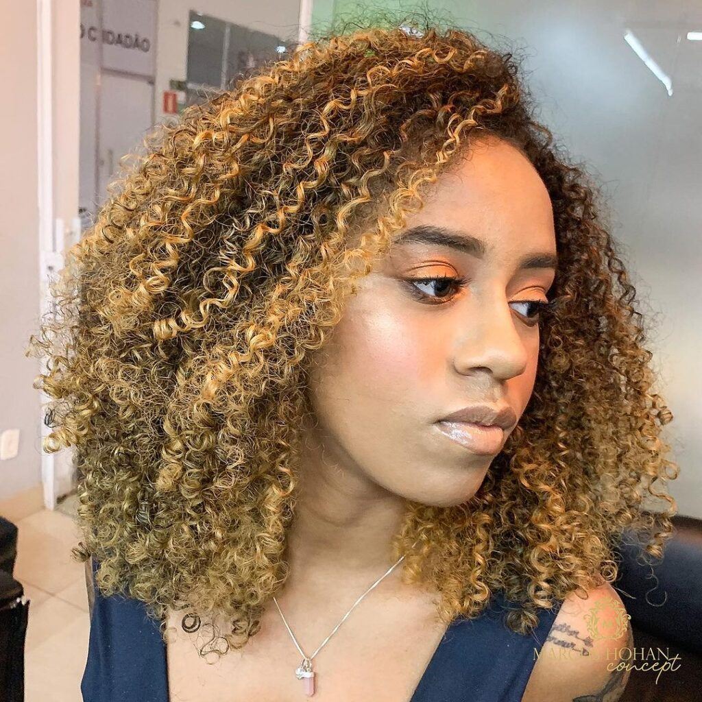 corte-repicado-em-camadas-baixas-cabelo-médio