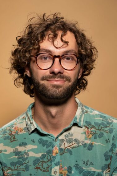 homem com barba de óculos branco