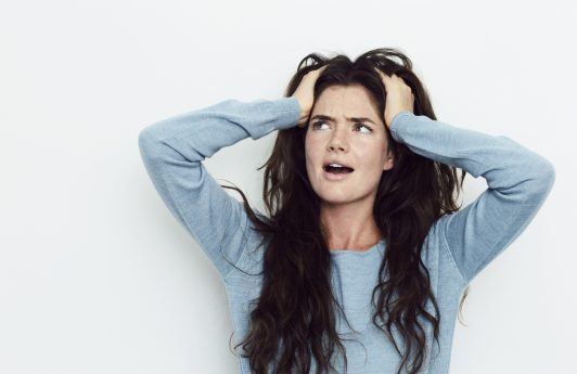 Entenda se a caspa pode causar queda de cabelo