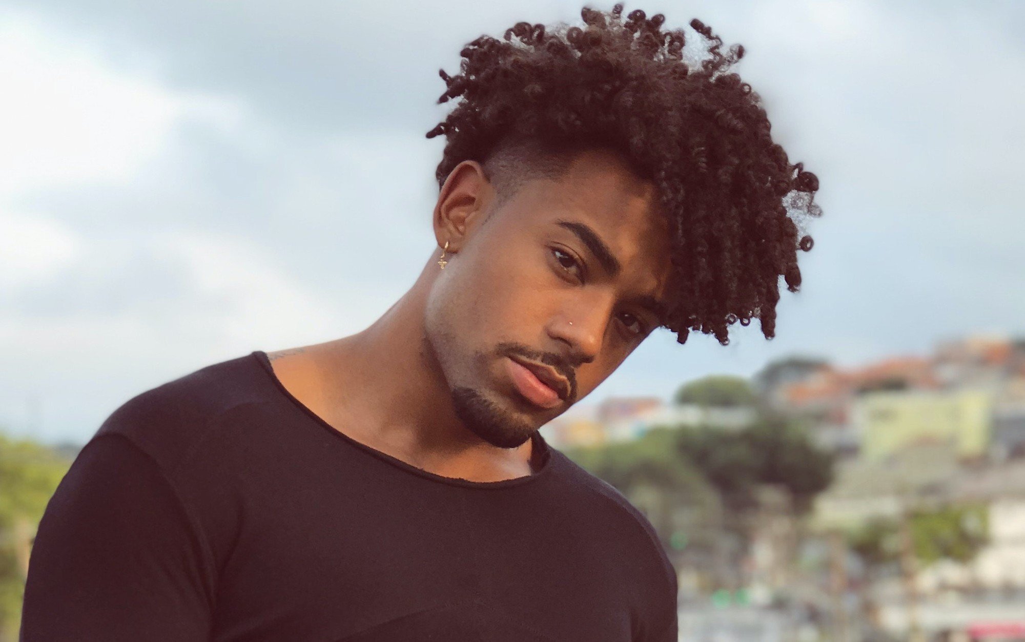 Como deixar o cabelo cacheado masculino crescer: 6 dicas