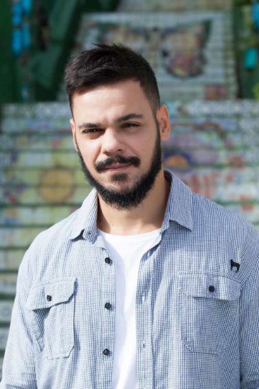 Homem com cabelos e barba pretos