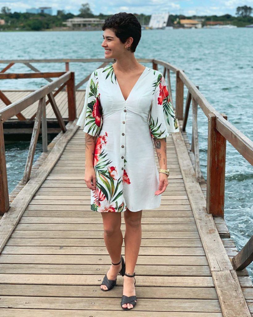 Gabi Vasconcellos com cabelos curtos e cacheados