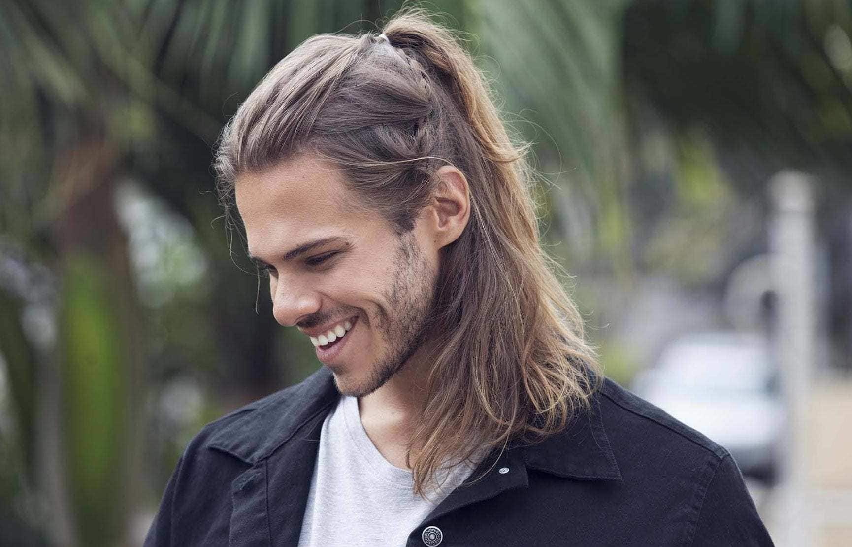 homem loiro com cabelo longo e semipreso