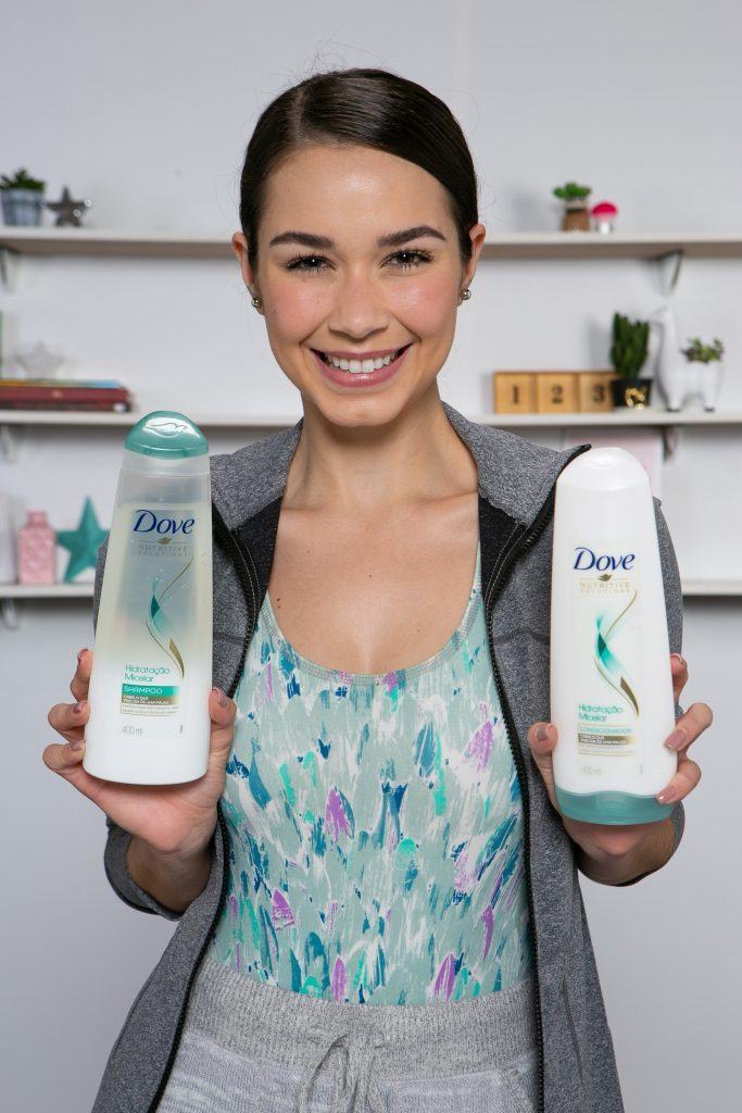 Modelo segura shampoo e condicionador da linha Hidratação Micelar de Dove