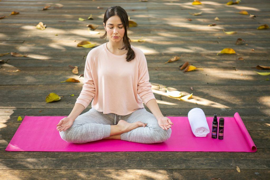 Modelo com trança lateral pratica yoga