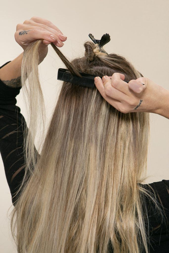 Modelo desfia mecha para colocar segunda extensão no cabelo