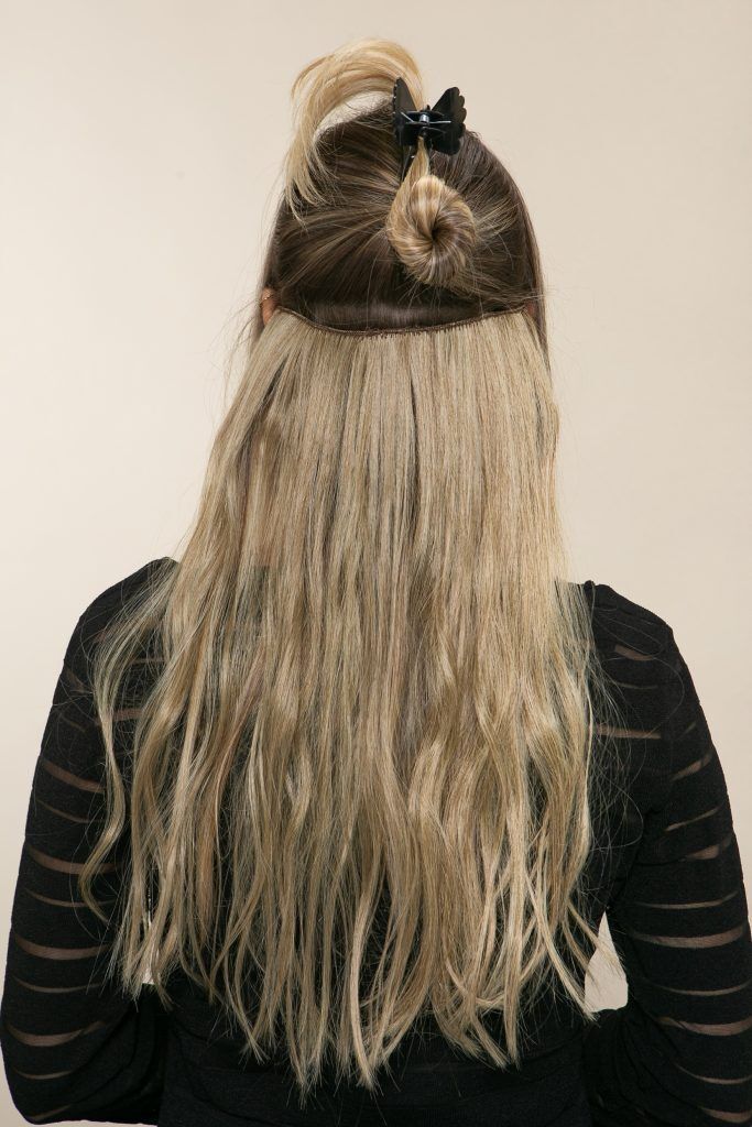 Modelo com extensão no cabelo