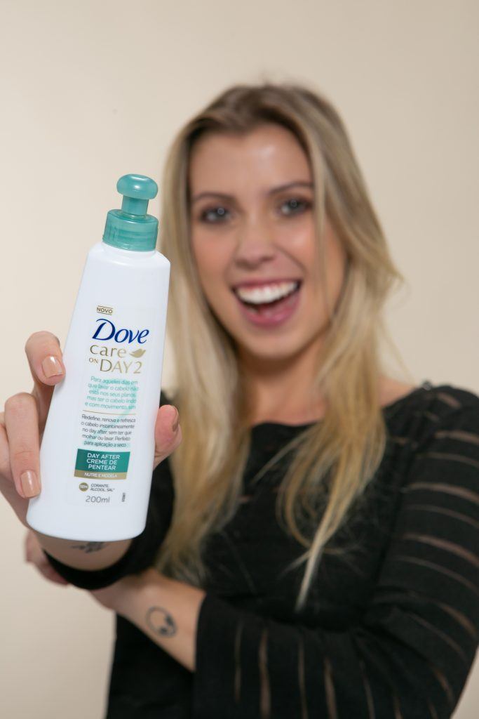 Modelo com cabelos loiros usa creme de pentear Dove Day 2