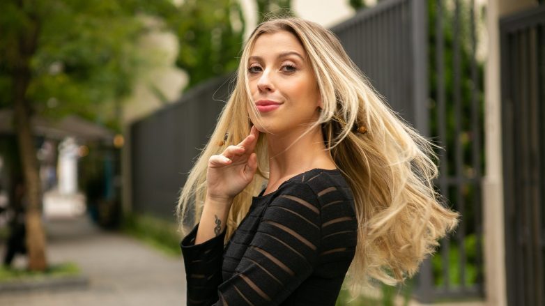 Modelo com aplique tic tac no cabelo mostra resultado final