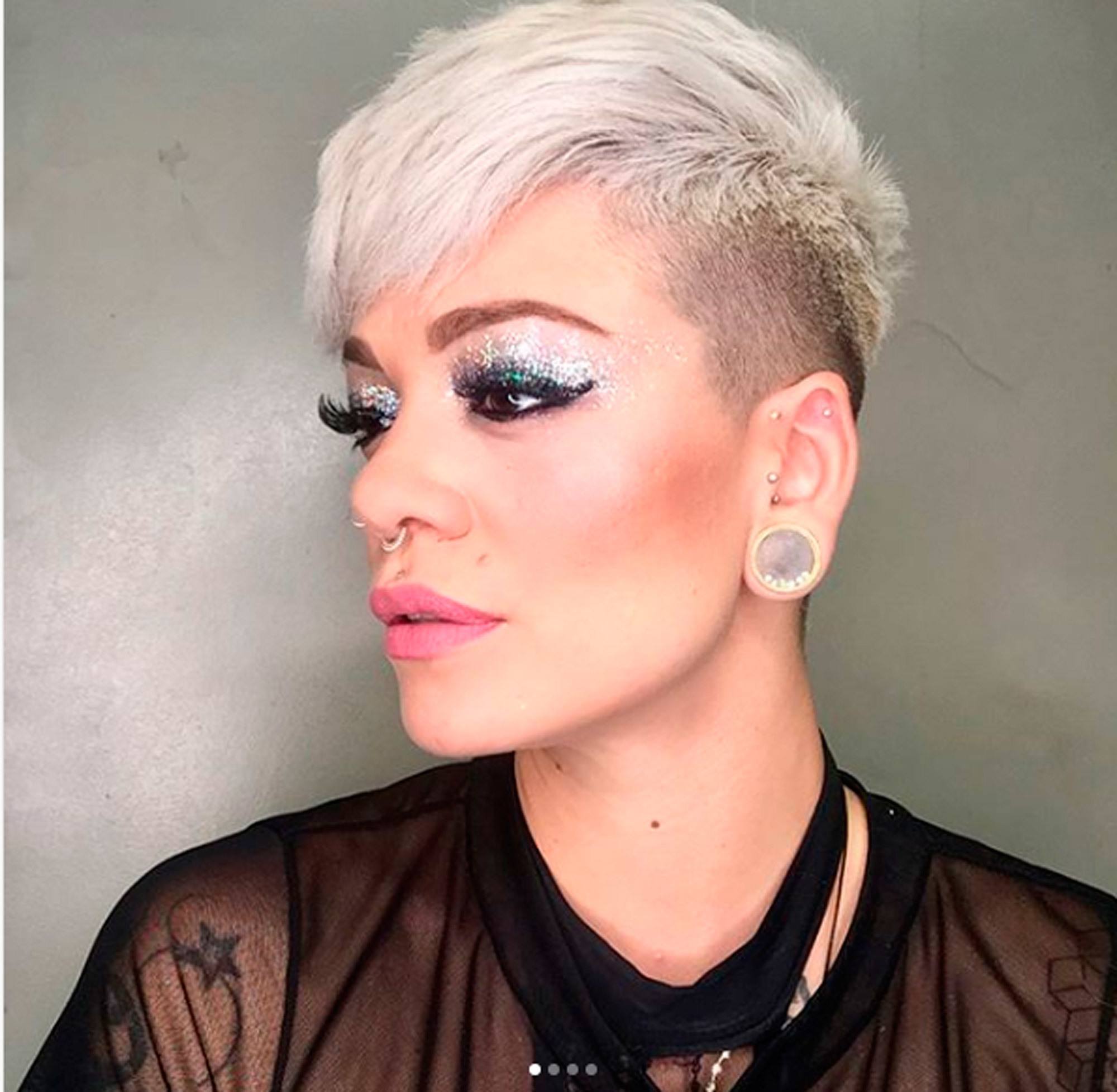 Mulher com cabelos raspados
