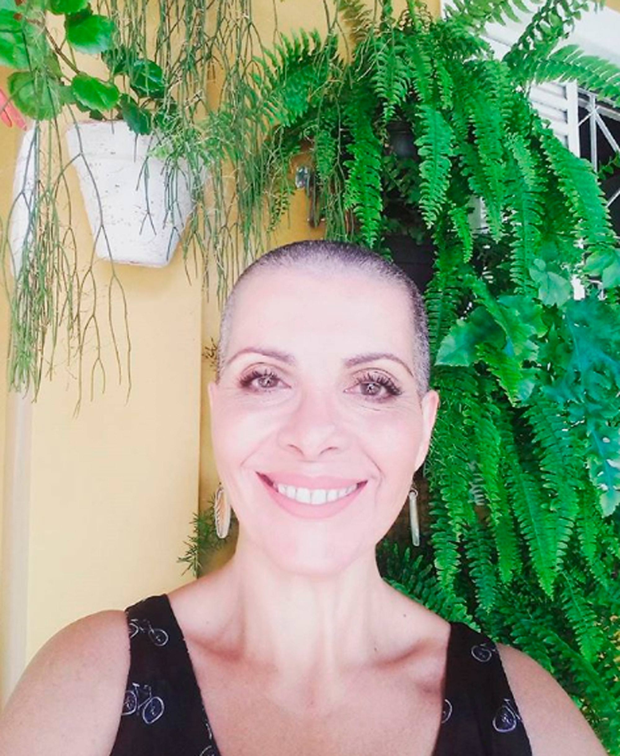 Mulher com cabelos raspados