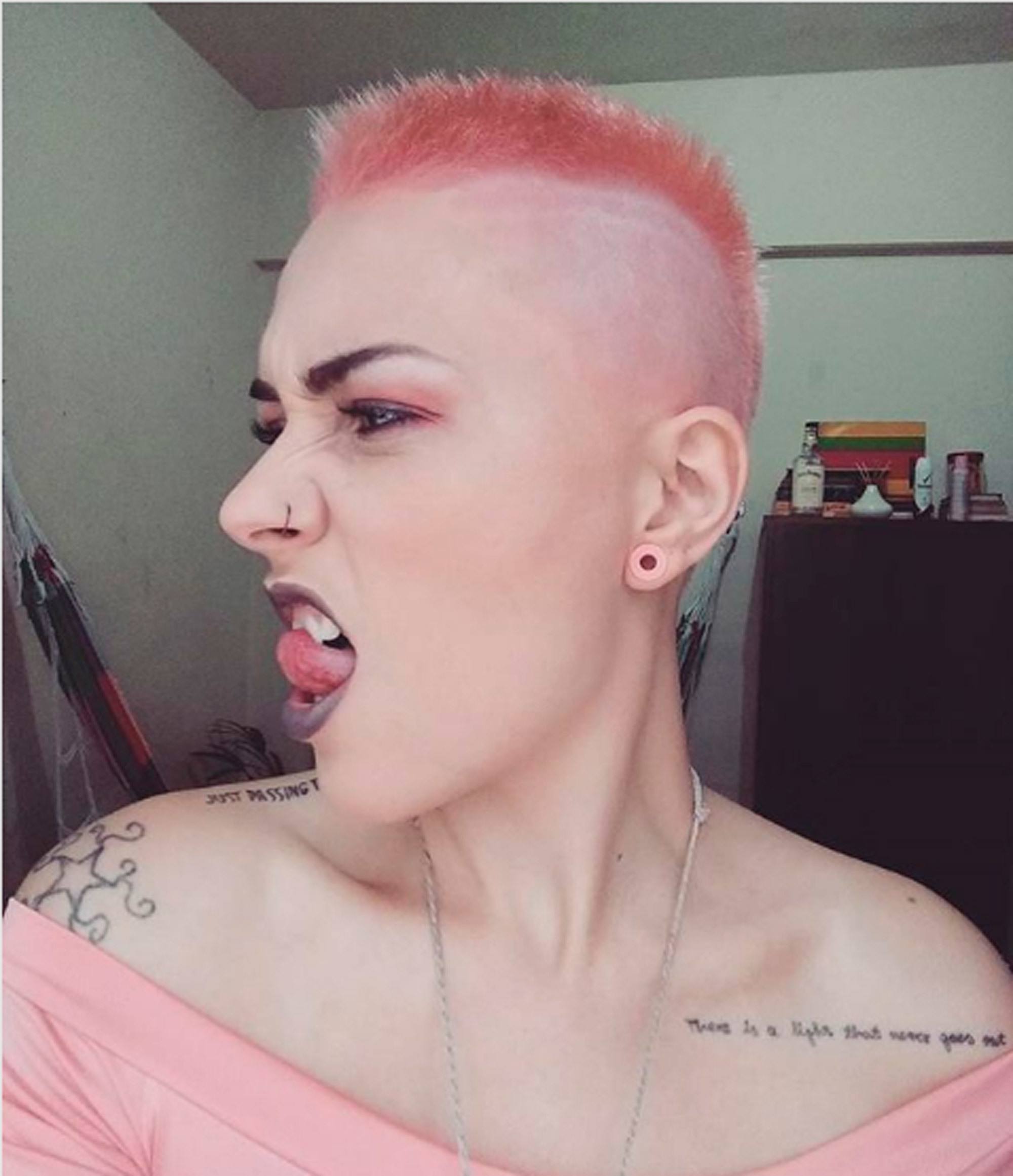 Mulher com cabelos raspados