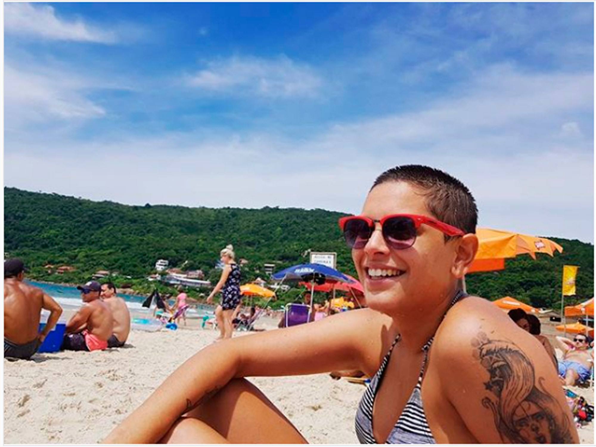 Mulher com cabelos raspados
