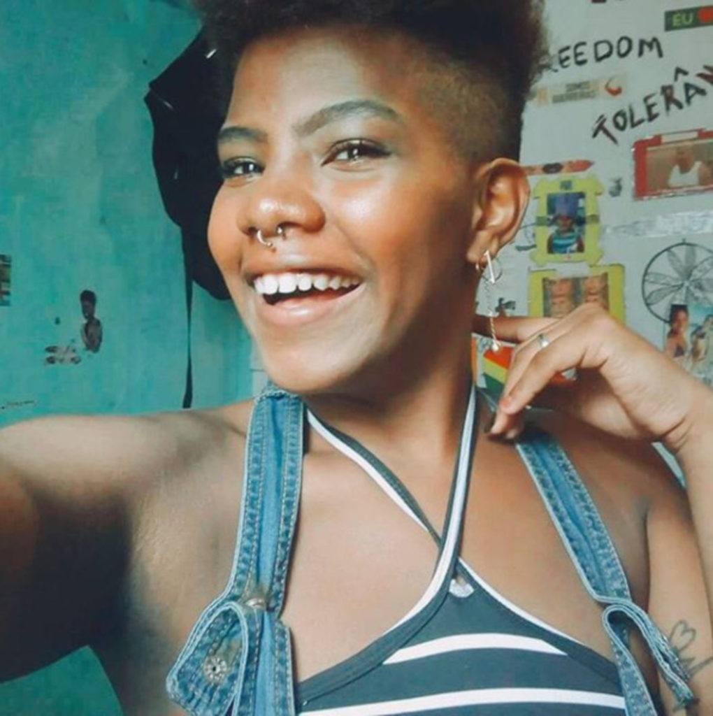 modelo de mulheres com cabelo raspado do Instagram