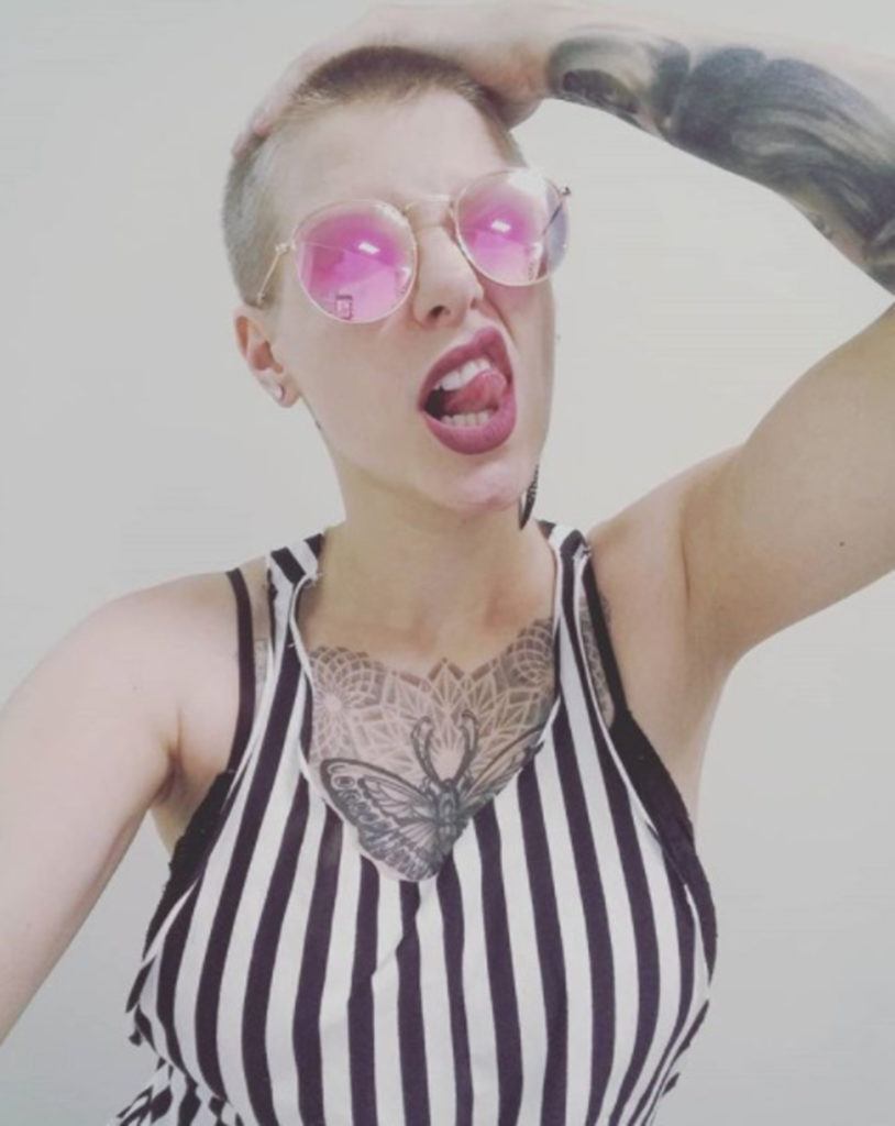 modelo de mulheres com cabelo raspado do Instagram