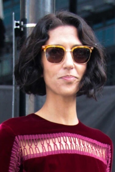 modelo com cabelo curto crescendo