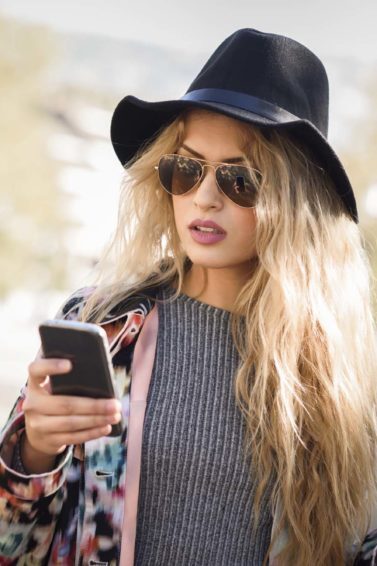 mulher com aplique de cabelo natural loiro
