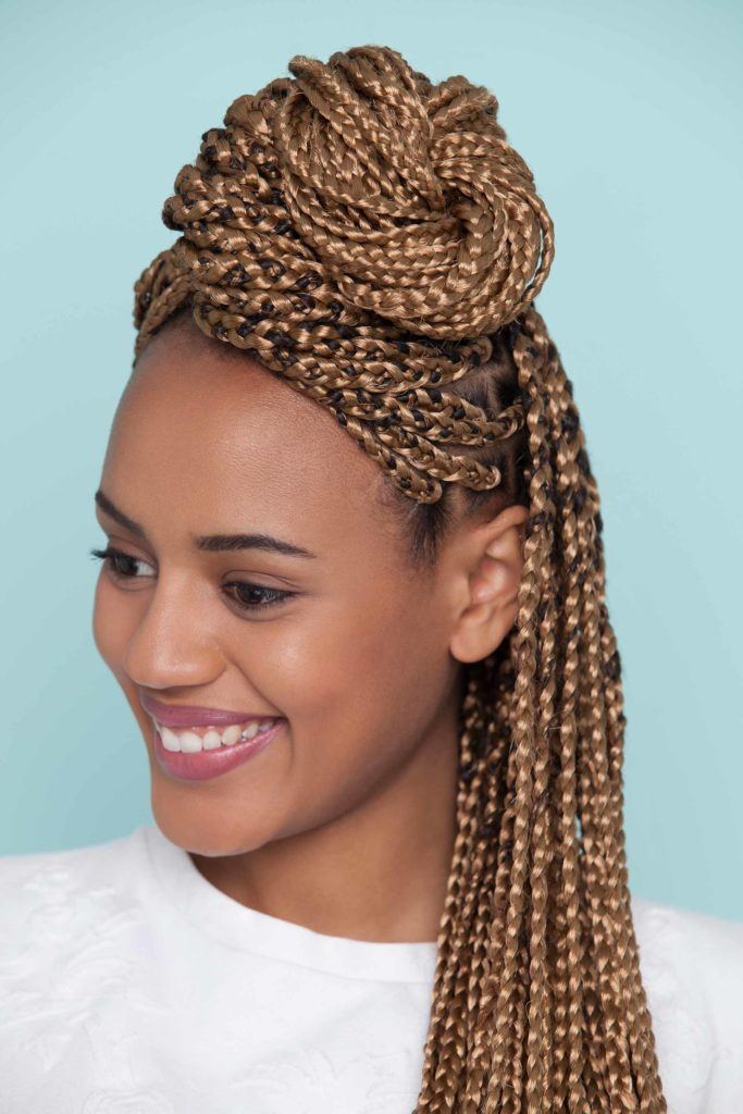 Mulher com cabelo meio preso em um coque