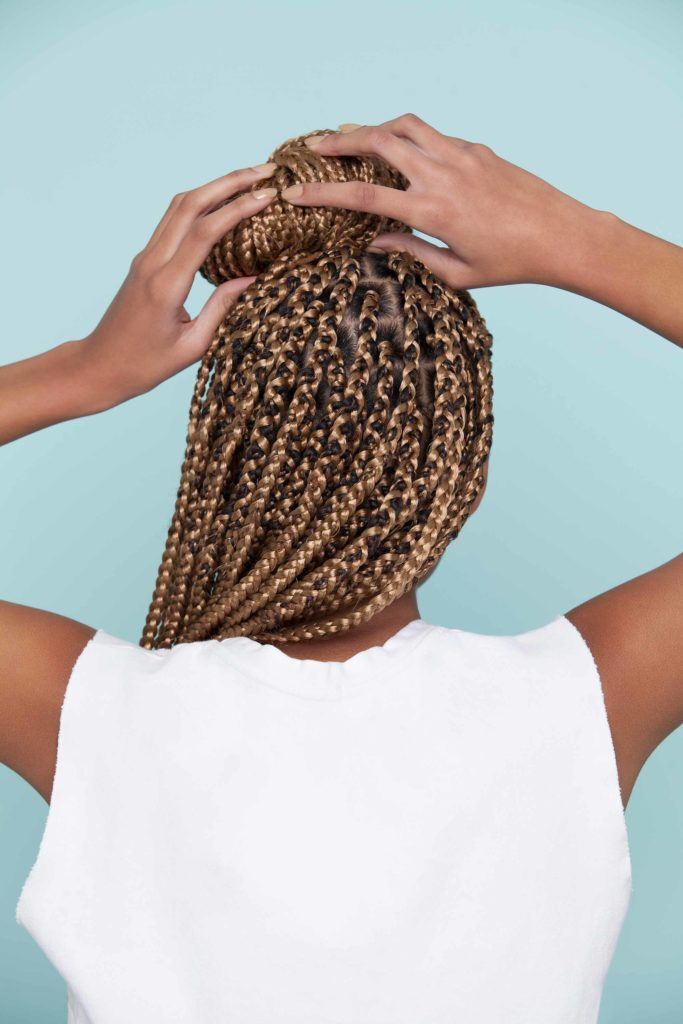 Modelo mostra o quarto passo para fazer o Modelo mostra o segundo passo para fazer o -coque com box braids