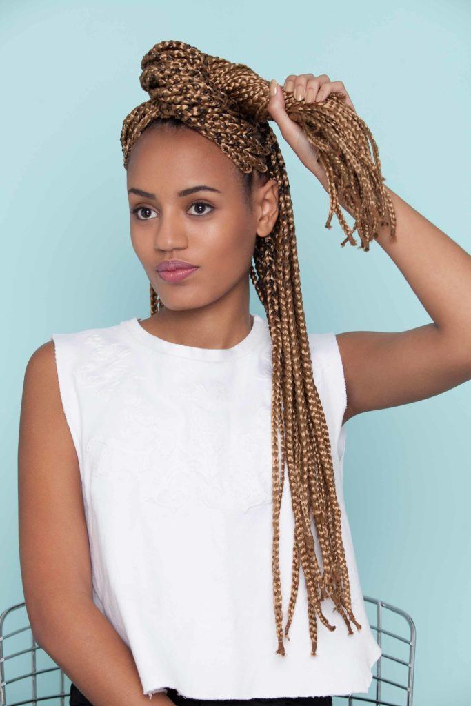Modelo explica a terceira parte do Modelo mostra o segundo passo para fazer o -coque com box braids