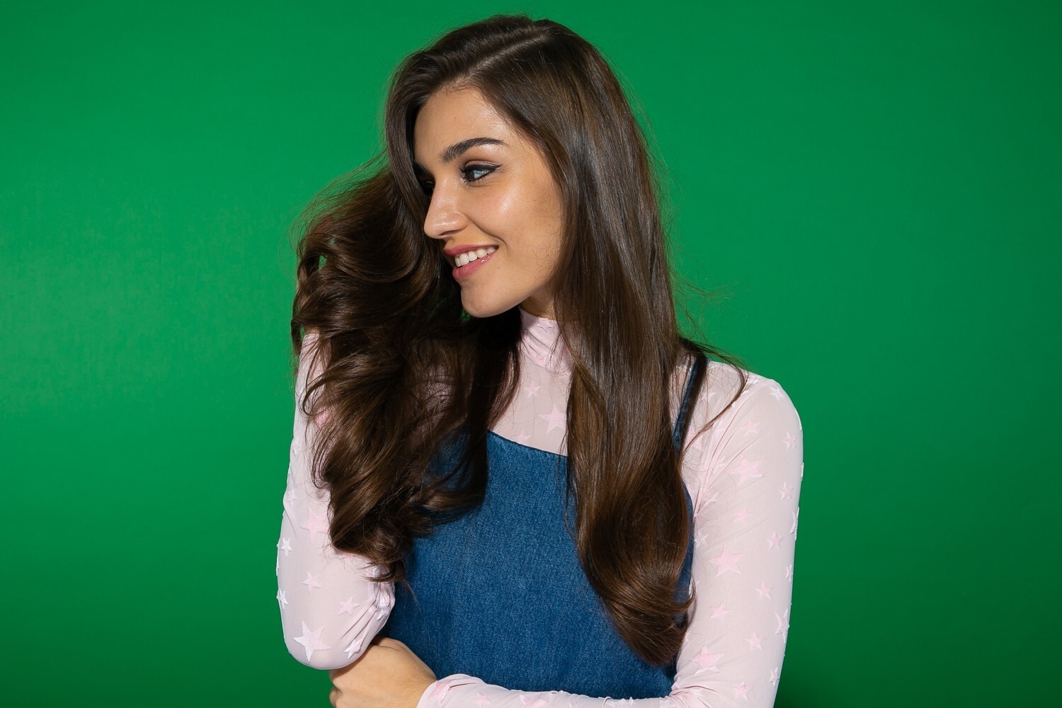 Cabelo liso escovado repartido de lado