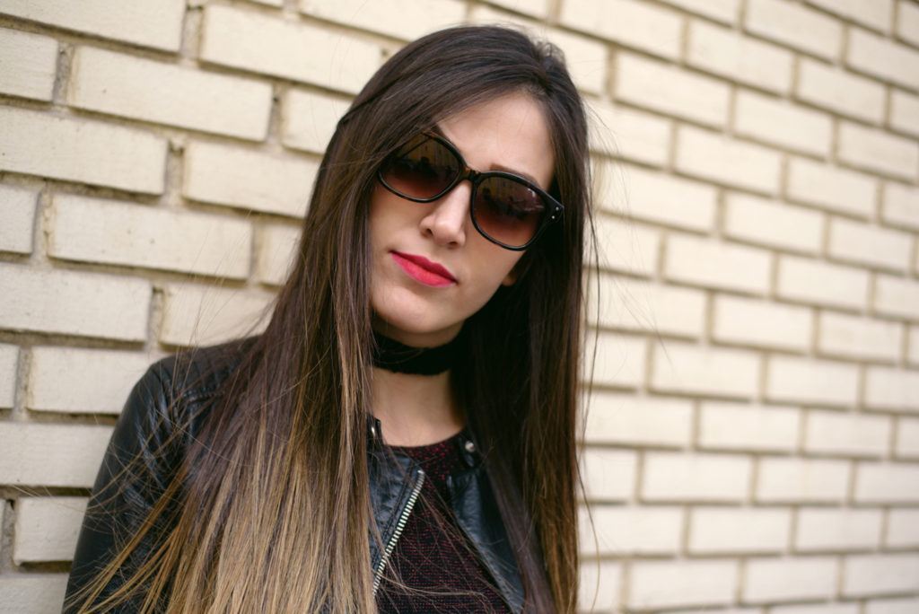 Mulher com cabelos castanho-escuro longos e lisos