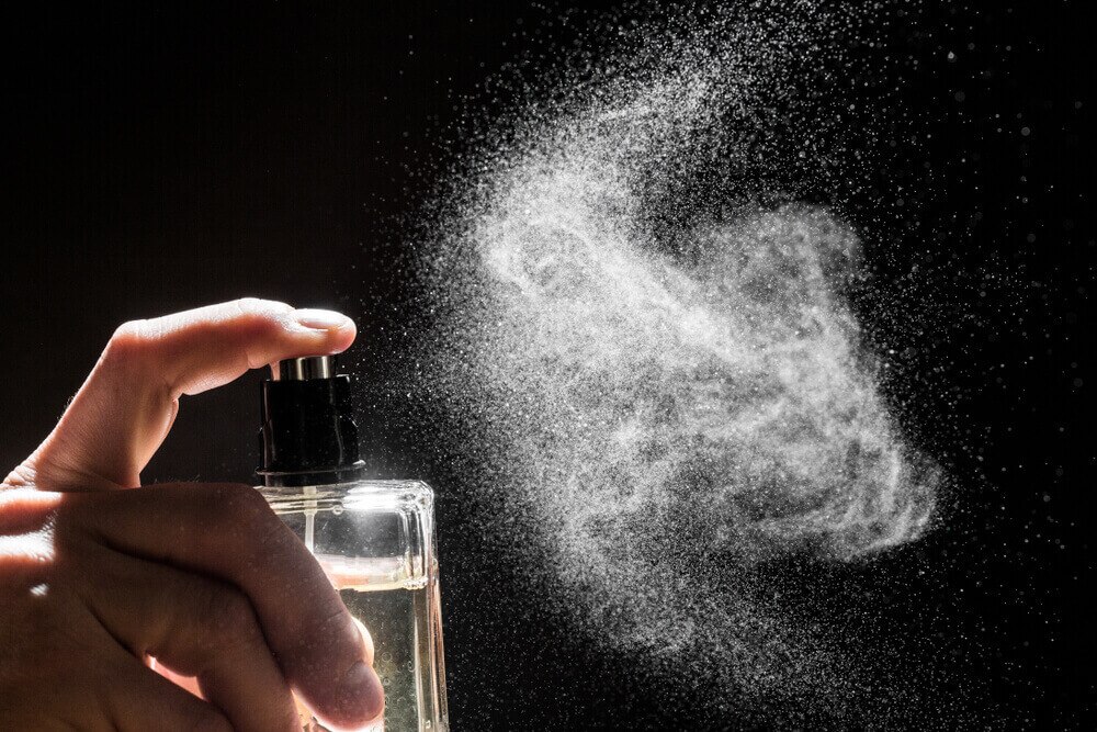 フレグランスアドバイザー監修｜香水を付ける場所はどこ？上手な香らせ方や対処法