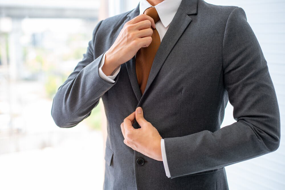 ネクタイの結び方をマスターしよう。基礎・応用と綺麗に結ぶポイントを解説