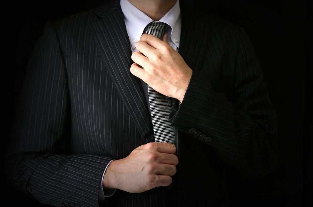 卒業式のコーデ術。メンズスーツの選び方やおしゃれに決めるコツ