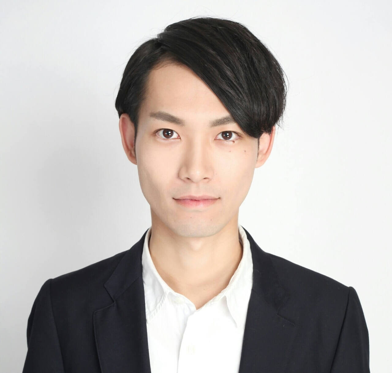 【2021】人気のアップバングスタイル！男らしさを上げるスタイリングのコツ