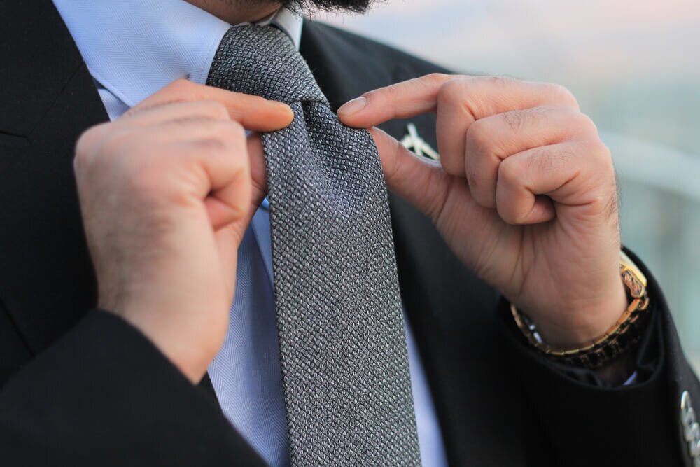 ネクタイの結び方をマスターしよう。基礎・応用と綺麗に結ぶポイントを解説