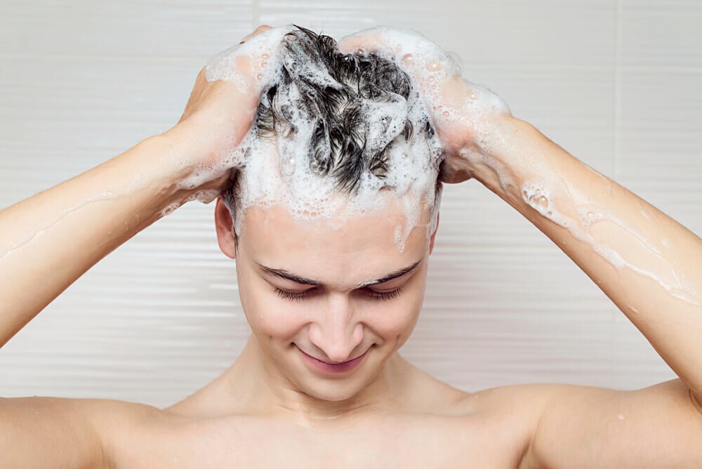 ヘアワックスのゴワゴワを防ぐ！シャンプーで洗い落とす方法