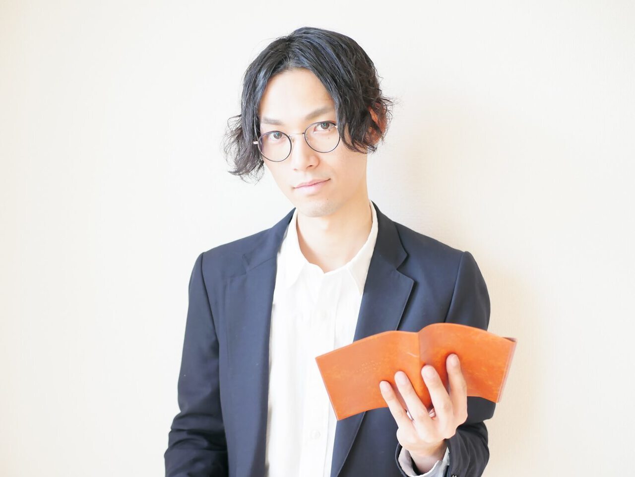 【2021】人気のアップバングスタイル！男らしさを上げるスタイリングのコツ