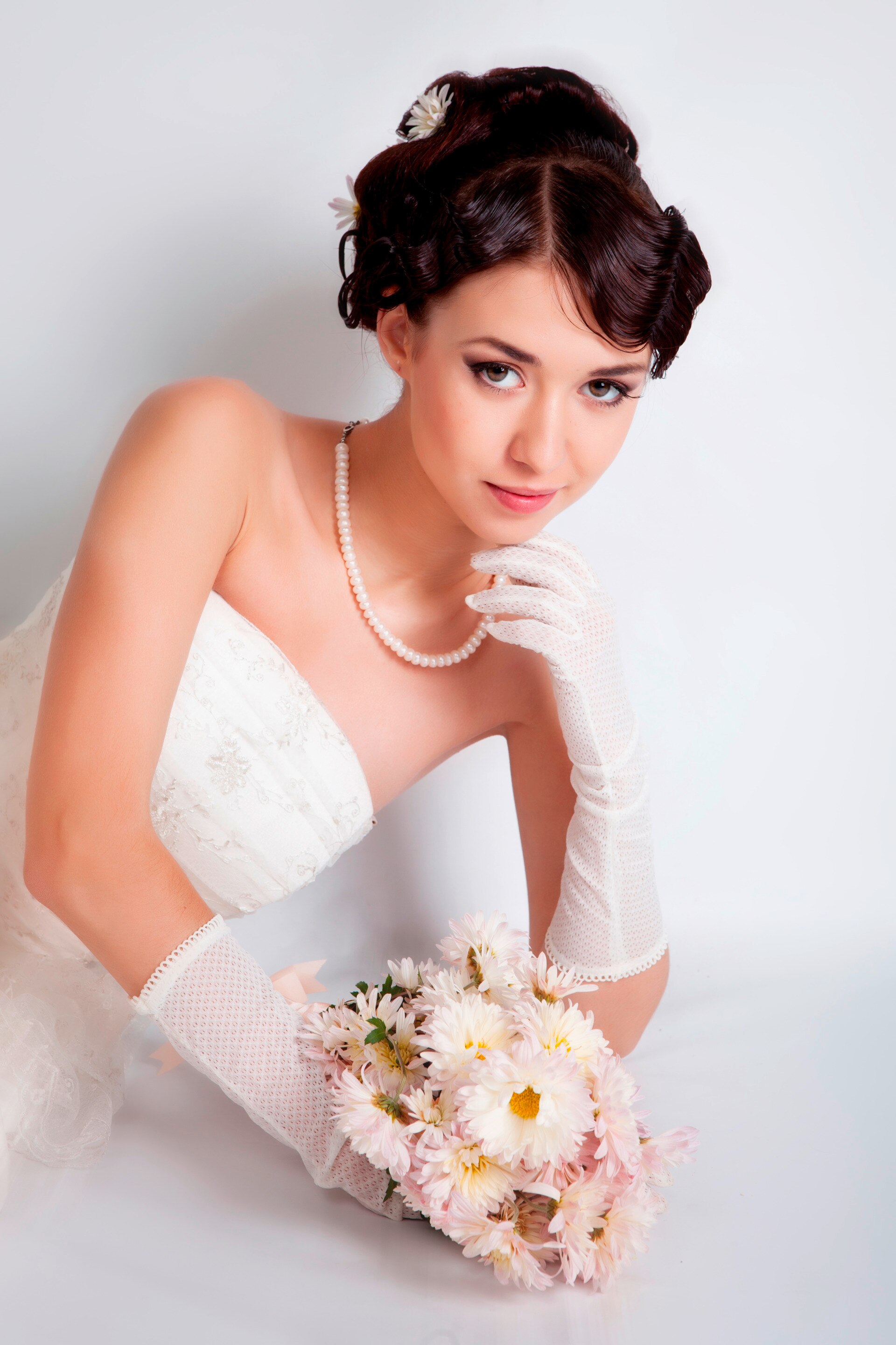 เจ้าสาว ผิวขาว ชุดขาวเกาะอก ทรงผมวินเทจ