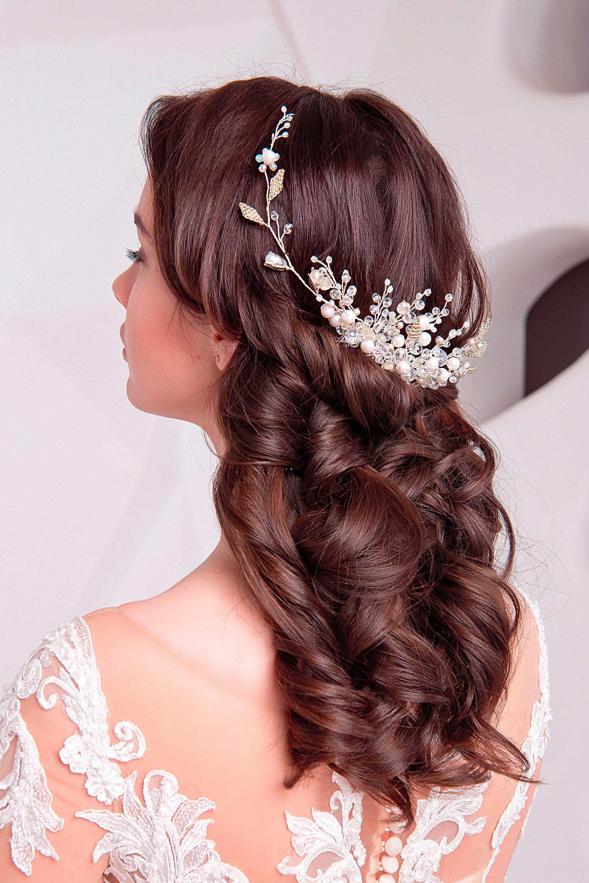 เจ้าสาว ผิวขาว หันหลัง ทรงผมเจ้าสาวชุดราตรี ผมยาวบิดเกลียวลอน