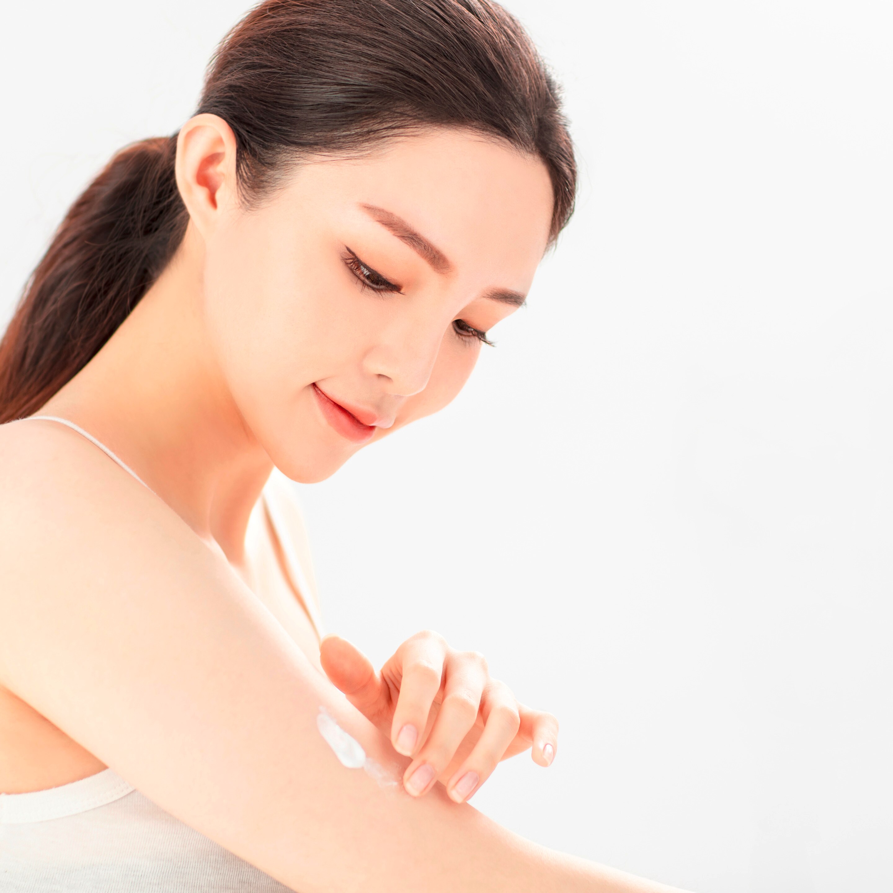 สาวเอเชีย ผิวขาวเหลือง ทาโลชั่นบำรุงผิว ที่ต้นแขน