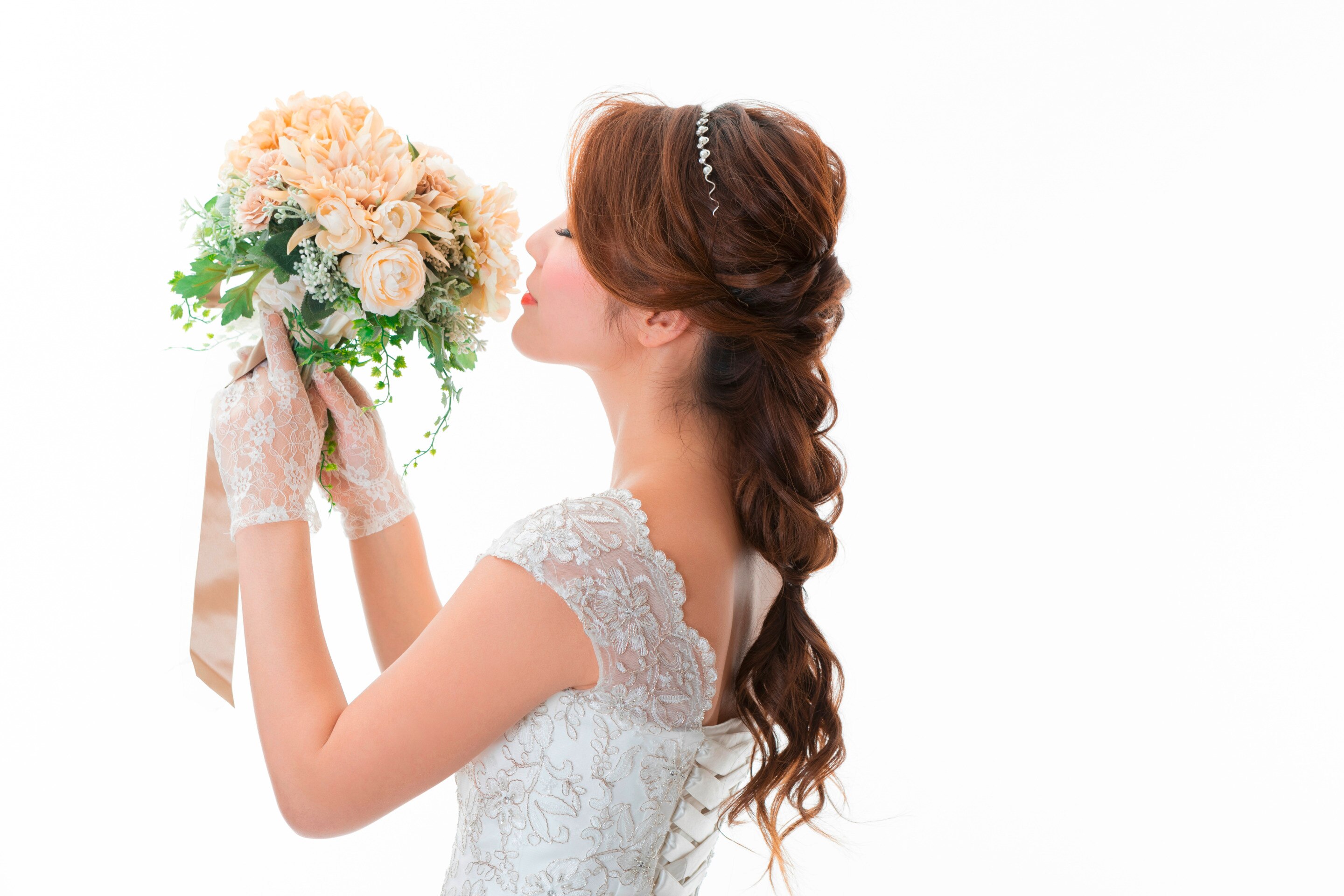 เจ้าสาว ผิวขาว หันข้าง ทำสีผม ขับผิว