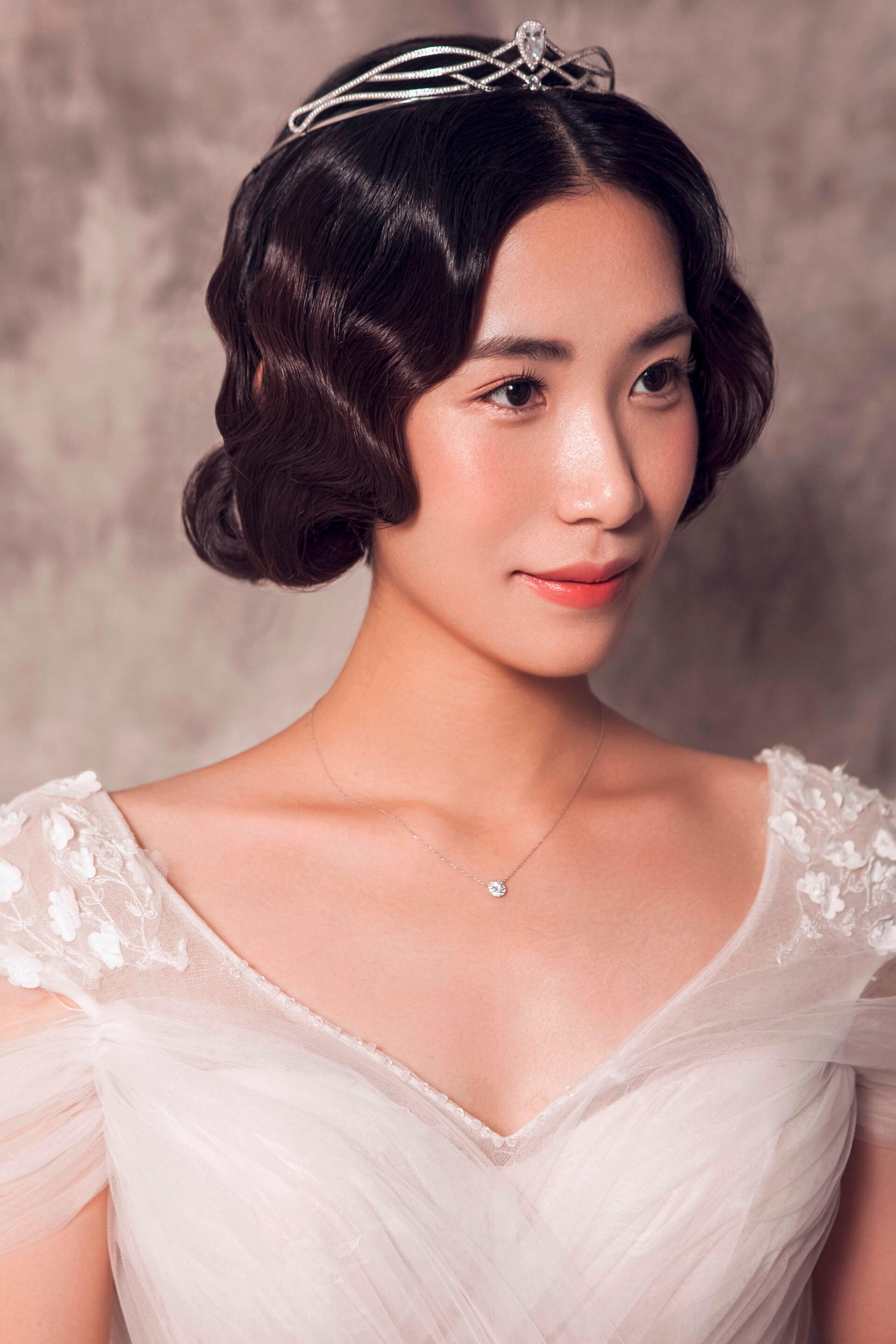 เจ้าสาว ผิวขาวเหลือง ผมวินเทจ สีผมน้ำตาลช็อคโกแล็ตอมแดง