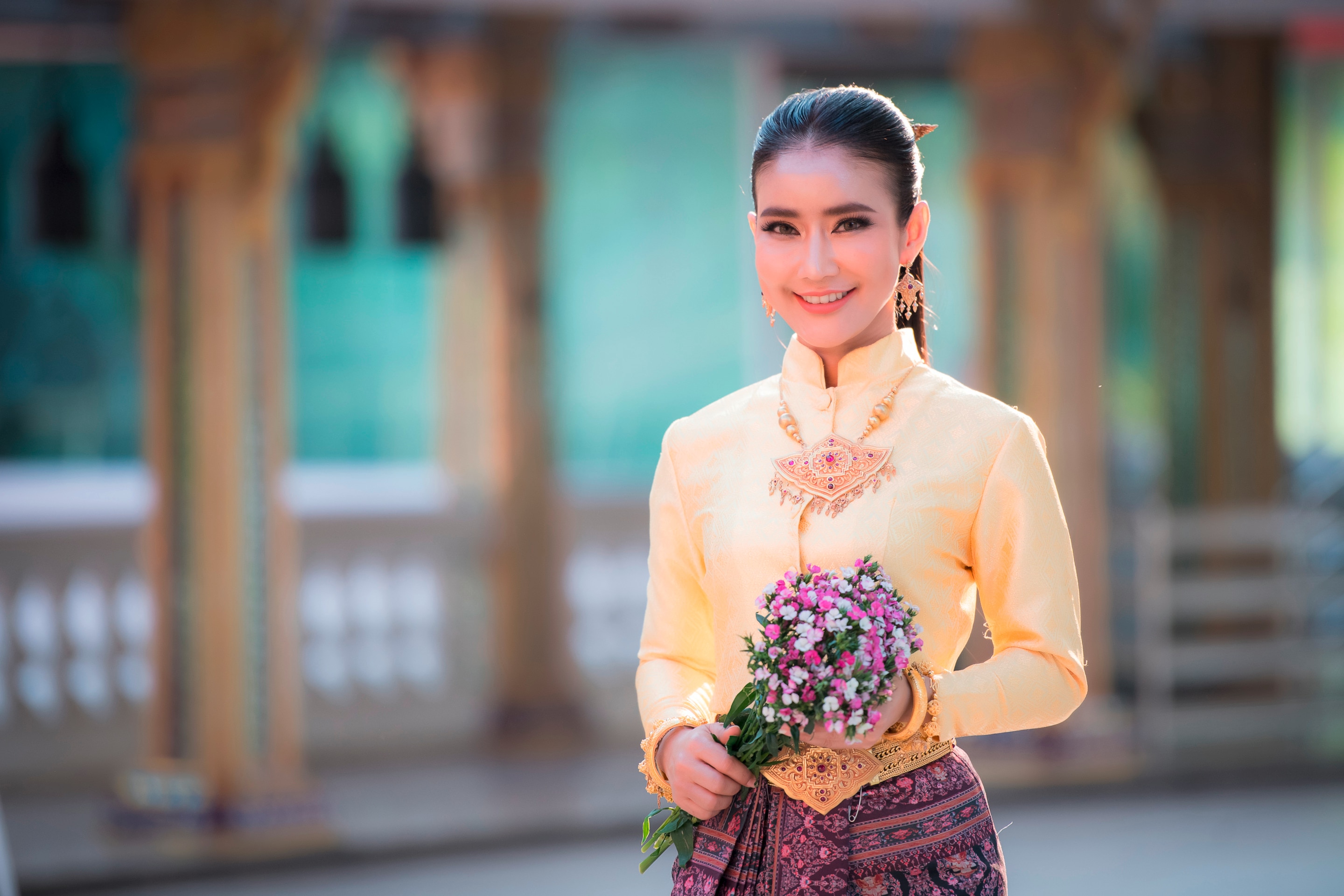 ไอเดียทรงผมเจ้าสาวหน้ากลม ชุดไทยประยุกต์ สไตล์ผมยาว