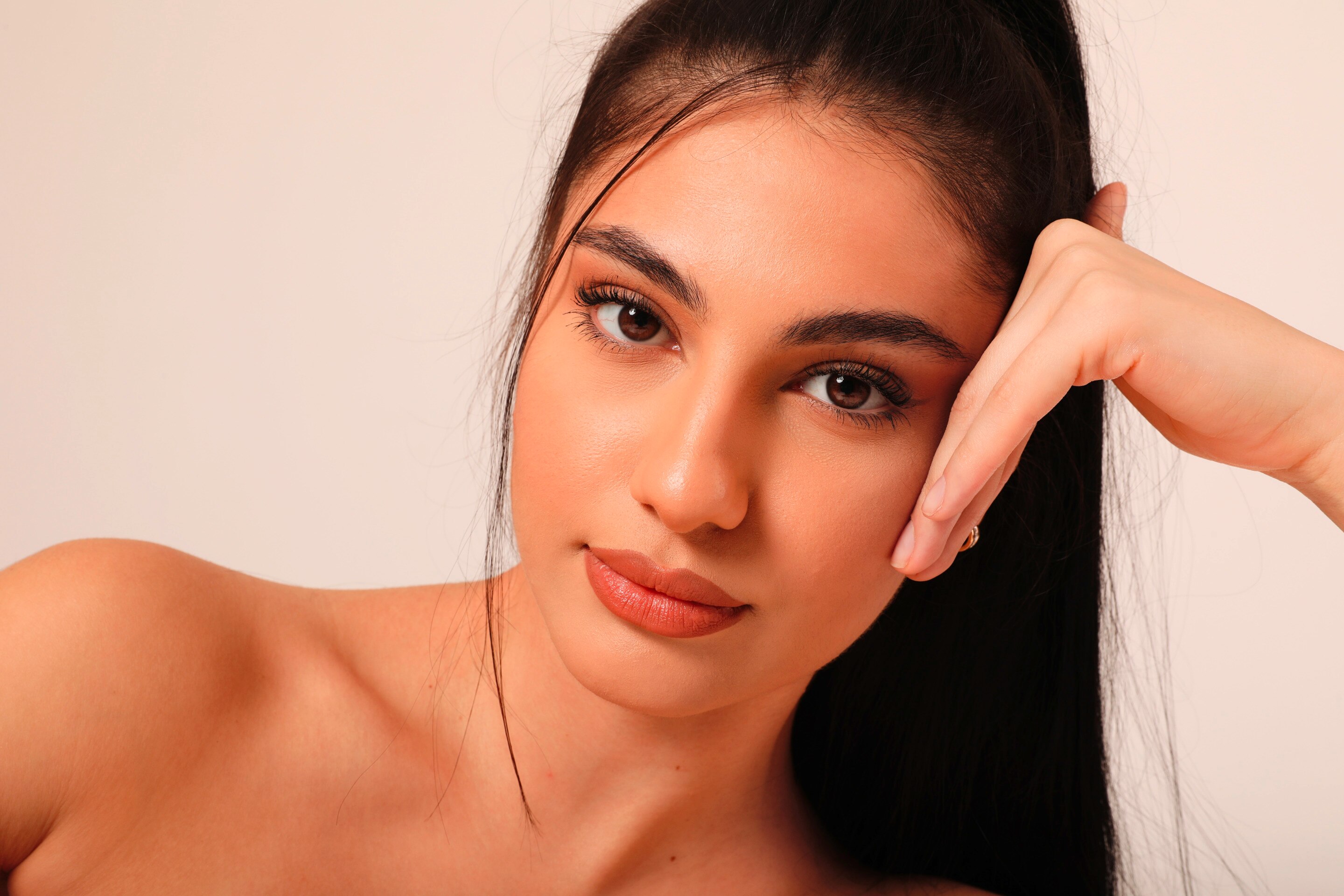 หญิงสาว ผิวแทน มือแตะขมับแต่งหน้าเทรนด์สายฝอ