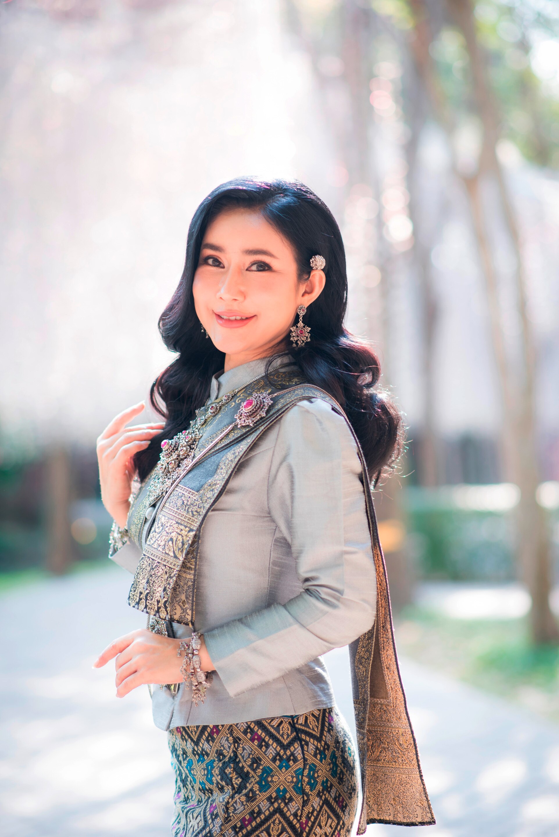 ไอเดียทรงผมเจ้าสาวหน้ากลม ชุดไทยประยุกต์ สไตล์ผมยาว